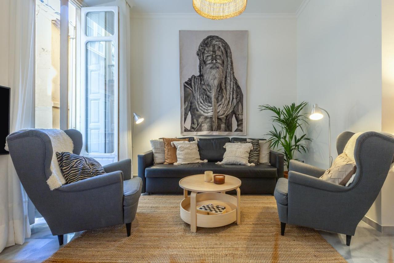 Puerta De Larios: Three-bedroom With Balconies And Patio Apartment *