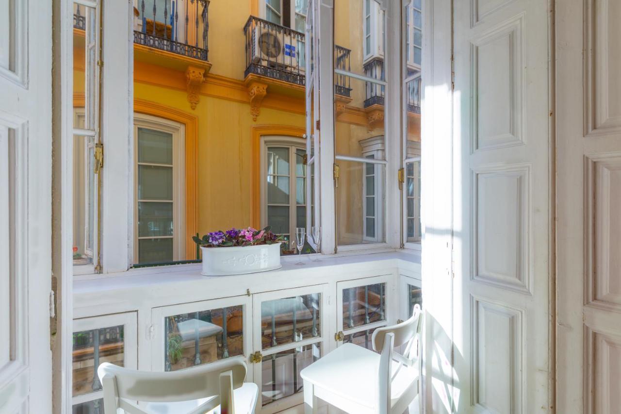 Apartamento Puerta De Larios: Three-bedroom With Balconies And Patio Málaga