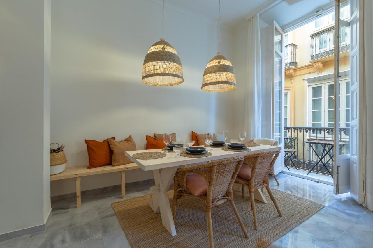 Puerta De Larios: Three-bedroom With Balconies And Patio * Malaga