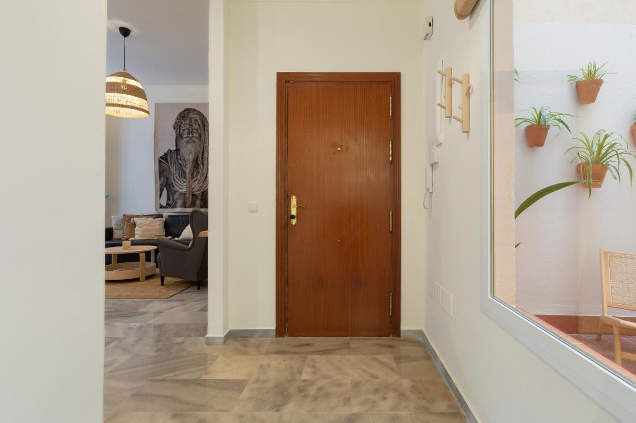Puerta De Larios: Three-bedroom With Balconies And Patio Apartment *