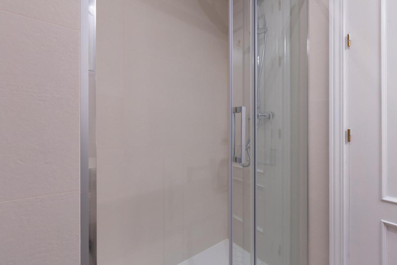 Apartamento Puerta De Larios: Three-bedroom With Balconies And Patio Málaga