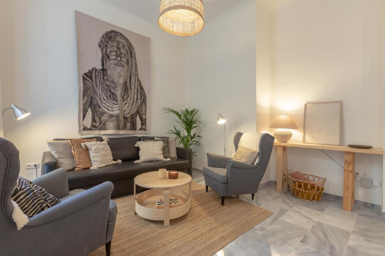 Puerta De Larios: Three-bedroom With Balconies And Patio Apartment