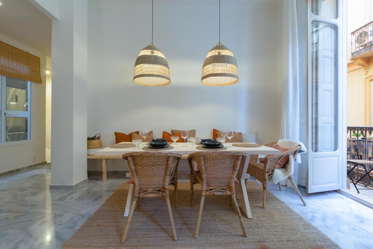 Apartamento Puerta De Larios: Three-bedroom With Balconies And Patio *